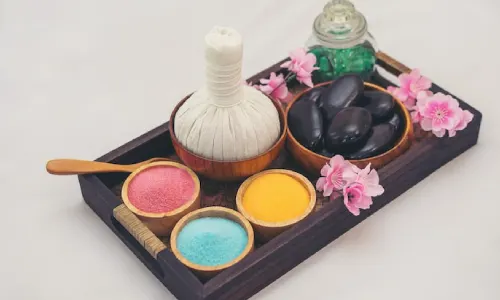 Heated herbal powder kizhi massage therapy that targets chronic pain relief, muscle stiffness reduction, and detoxification, helping with conditions like arthritis, muscle soreness, and inflammation.