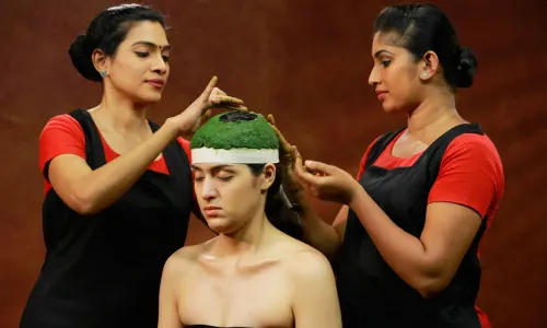 A scalp herbal paste therapy designed to relieve stress, control migraines, improve sleep quality, nourish the brain, support hair growth, and balance Pitta, beneficial for anxiety, insomnia, and scalp issues.